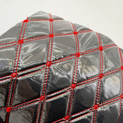 Προσαρμοσμένο Καπιτονέ Δερματίνη PVC Πατάκι Αυτοκινήτου Πάχους 4.6mm με Αφρώδες Γέμισμα Ελαστική Εφαρμογή Ανάγλυφα Κεντημένα Καθίσματα Αυτοκινήτου Καναπέδες για Τσάντες