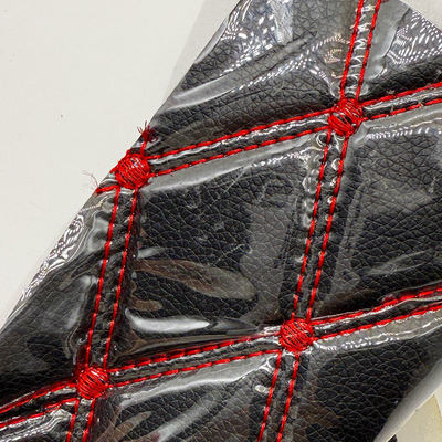 Προσαρμοσμένο Καπιτονέ Δερματίνη PVC Πατάκι Αυτοκινήτου Πάχους 4.6mm με Αφρώδες Γέμισμα Ελαστική Εφαρμογή Ανάγλυφα Κεντημένα Καθίσματα Αυτοκινήτου Καναπέδες για Τσάντες