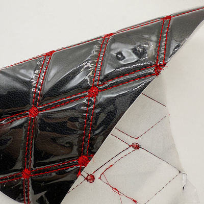 Προσαρμοσμένο Καπιτονέ Δερματίνη PVC Πατάκι Αυτοκινήτου Πάχους 4.6mm με Αφρώδες Γέμισμα Ελαστική Εφαρμογή Ανάγλυφα Κεντημένα Καθίσματα Αυτοκινήτου Καναπέδες για Τσάντες