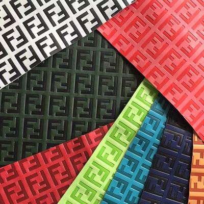 Προσαρμόστε PU Βινύλιο Μόδας Αλλαγή χρώματος Εμφυτοποιημένο συνθετικό δέρμα για τσάντα παπουτσιών Τραπέζι Mat Ψεύτικο δερμάτινο ύφασμα